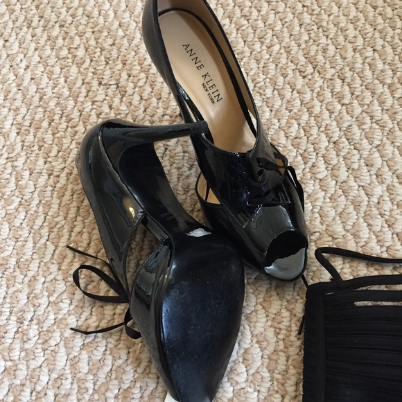 ANNE KLEIN Patent Lace-Up Peep Toe Pumps - Picture 2 of 8